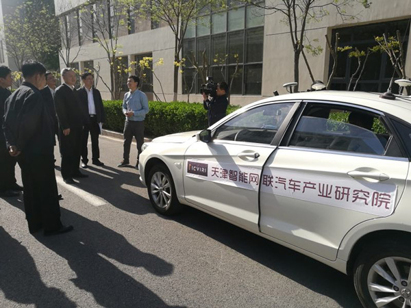 政府领导参观清智自动驾驶原型车